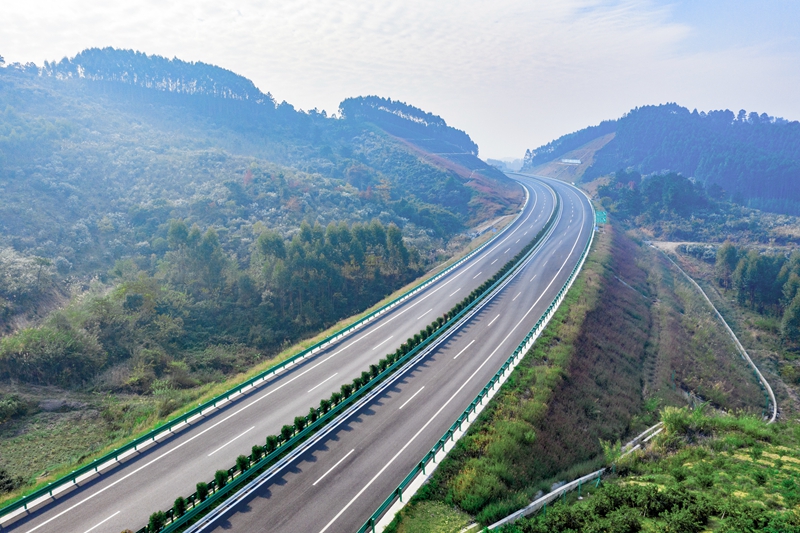 6.高速公路與群山相連，植被覆蓋率高，與原生態(tài)環(huán)境恢復(fù)有機(jī)結(jié)合.jpg