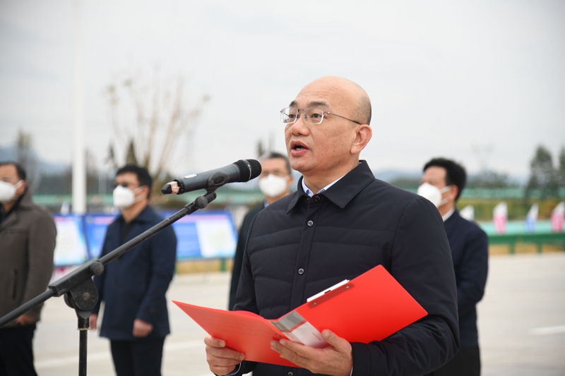 自治區(qū)交通運(yùn)輸廳黨組成員、總工程師陳津維宣布通車.jpg